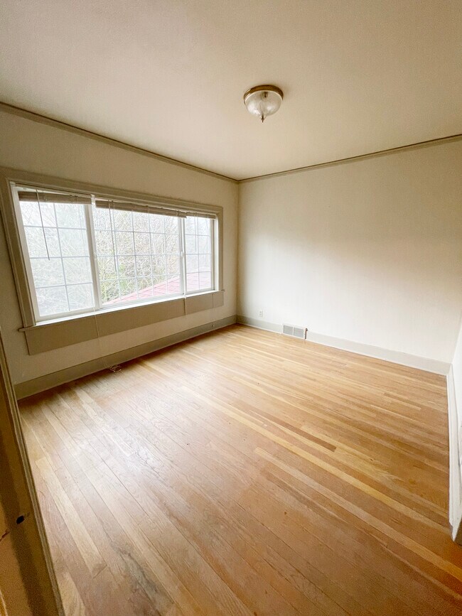 Building Photo - 905 NE C St