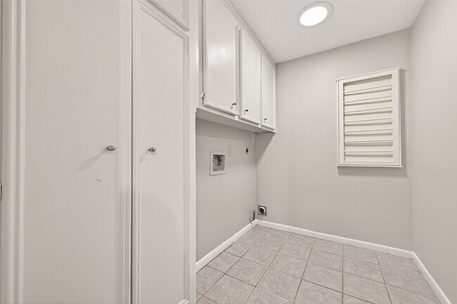 Building Photo - 1918 Shadow Forest Dr