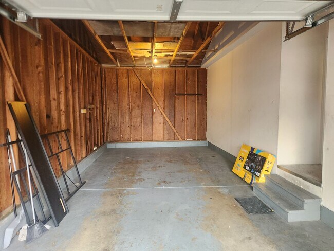 Building Photo - Charming 2-bedroom, 2- bathroom home in park like setting close to downtown Santa Rosa