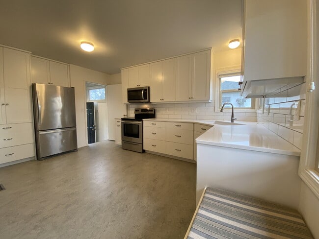 Building Photo - Charming 3-Bed, 2-Bath Gem with Fully Fenced Yard in Lynden