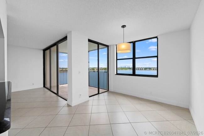 Building Photo - 105 Lake Emerald Dr