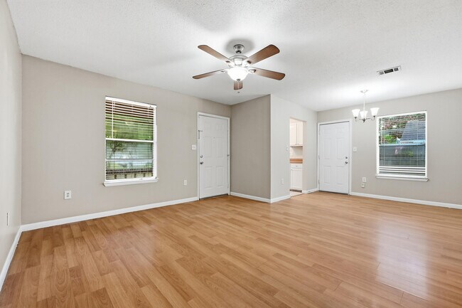 Building Photo - 310 Redwood Ave
