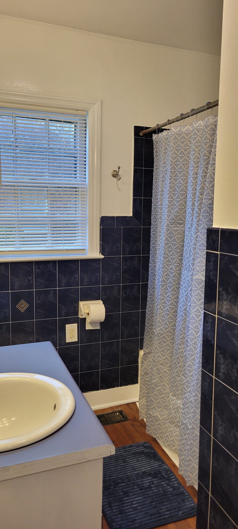 Bathroom with shower/tub - 1106 Highside St