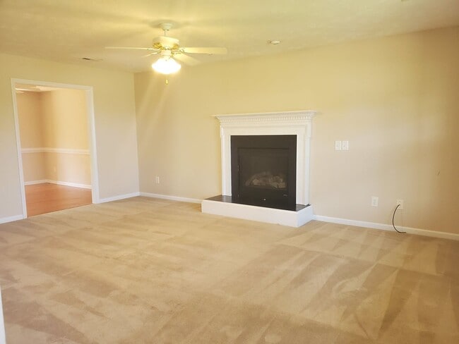 Building Photo - Charming 2 Story Home with Sun-Room!