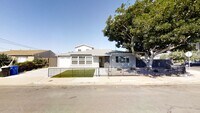 Building Photo - Renovated 3BD/1BA! Great Yard!