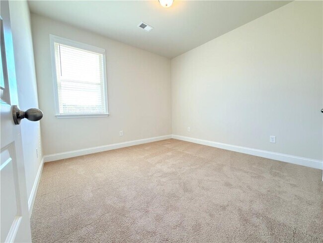 Building Photo - 470 Hellen Vly Dr