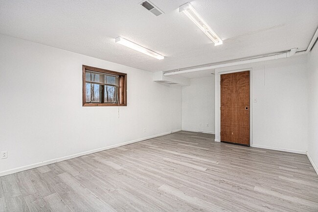 Building Photo - Pet-Friendly 4 Bed, 2.5 Bath Home with Lak...
