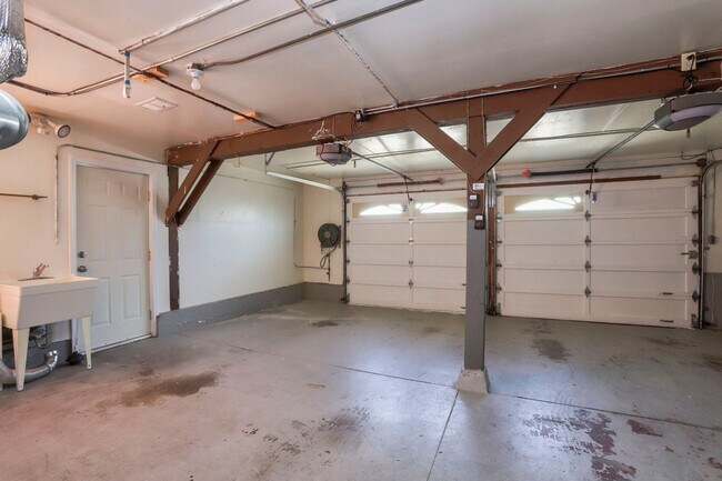 Building Photo - 4 Bed / 2 Bath Daly City Home With Stunnin...