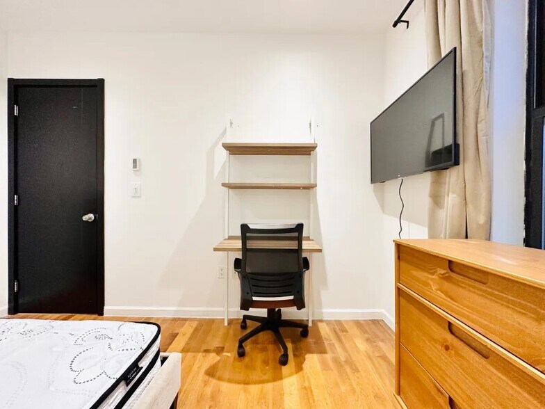 Building Photo - Furnished room/NOT APARTMENT