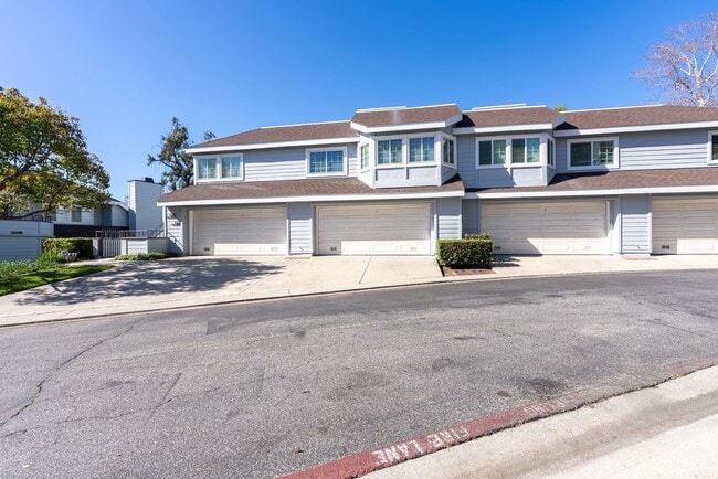 Building Photo - 2 Bedroom & 2 Bathroom