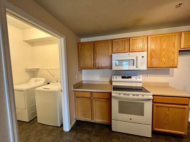 Building Photo - Very nice 2 bed 2 full bath on top floor n...