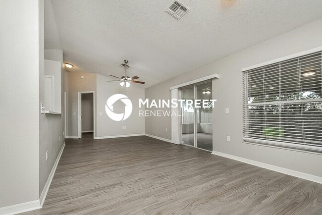 Building Photo - 3 Bedroom Pet-Friendly Home in Winter Have...