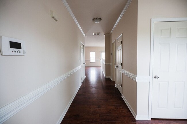 Building Photo - Immaculate beautiful 3-bedroom, 2.5-bath t...