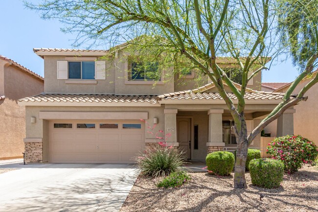 Building Photo - Beautiful Large 5 Bedroom Home In Desert R...