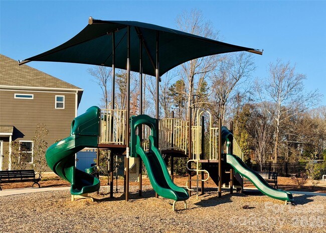 Building Photo - 1940 Highland Park Dr