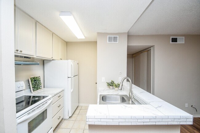 Building Photo - 17331 Red Oak Dr