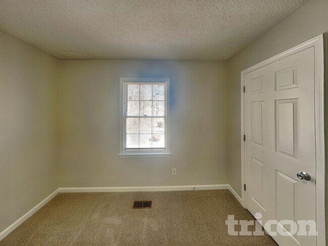 Building Photo - 385 Nectarine Dr