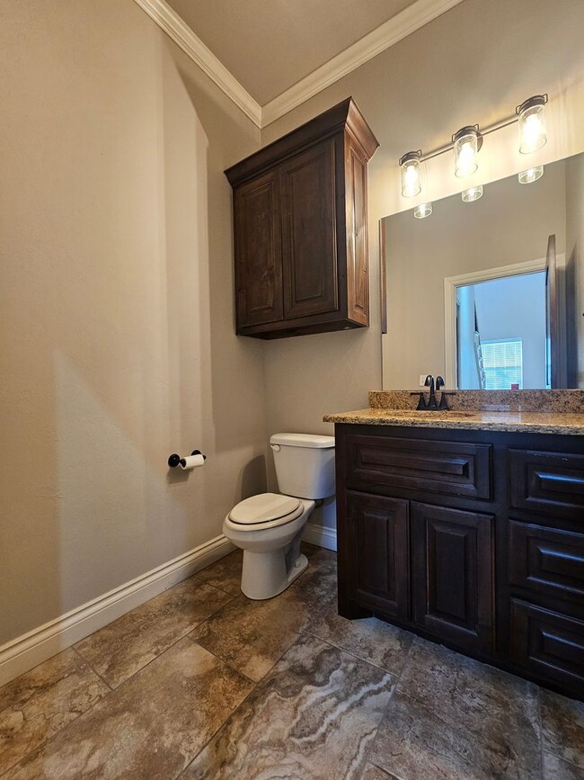 Building Photo - (2) Bed/(2.5) Bath Townhome in Gated Commu...