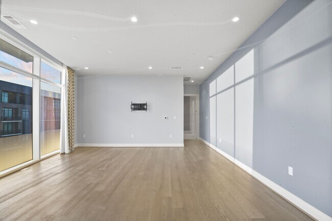 Building Photo - Stunning high rise unit in the affluent River Oaks District!