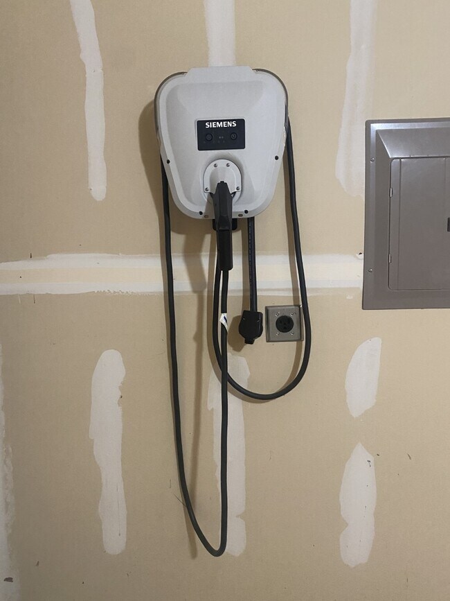 Building Photo - 1119 Burgess Dr