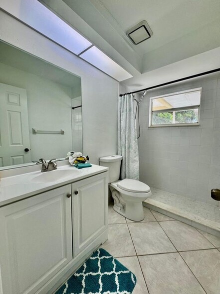 Building Photo - 2306 NE 5th Terrace