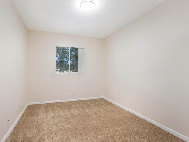 Building Photo - Coventry Townhomes
