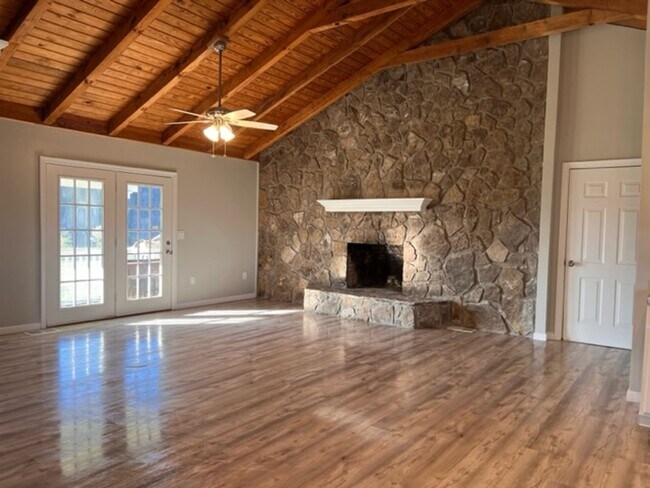 Building Photo - 4.5 Acres Right on the River!!!