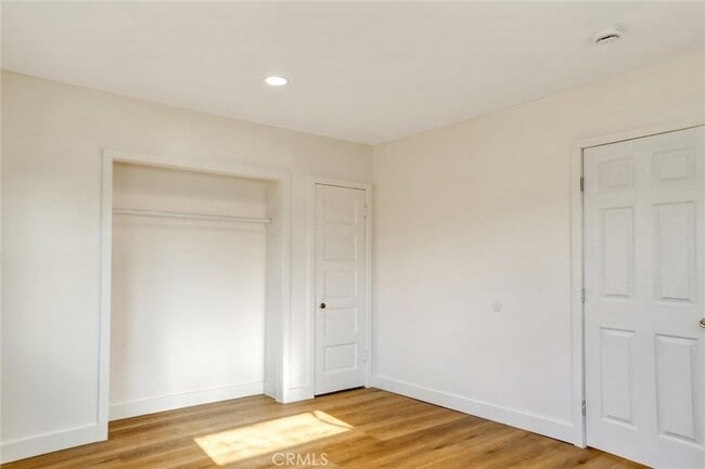 Building Photo - 950 E 48th St