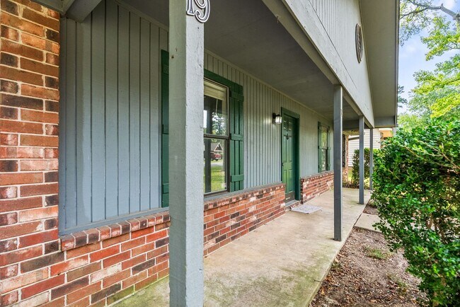 Building Photo - Updated House for Rent in Maumelle – Spaci...