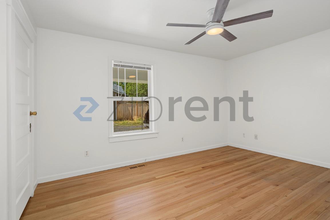 Building Photo - Unit
