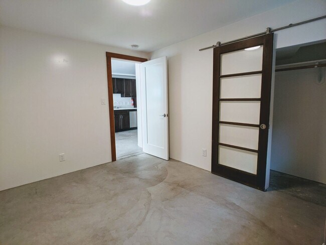 Building Photo - Charming remodeled garden flat with laundry