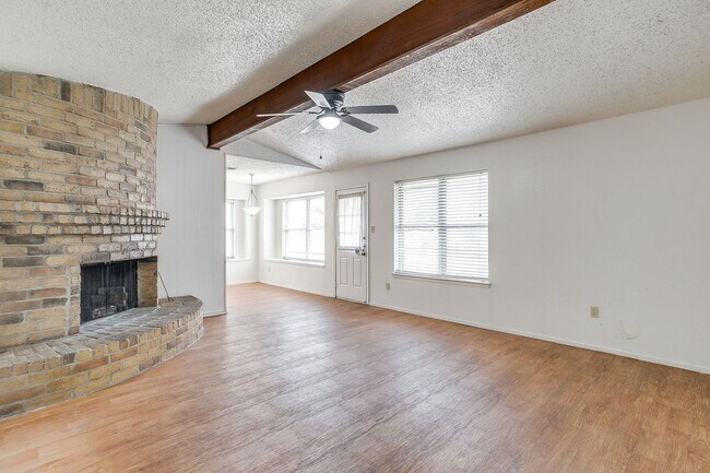 Building Photo - Spacious 4 Bed, 2 Bath Home in SW Fort Worth Ready for New Tenants- 76133