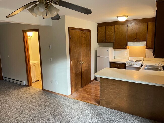 Building Photo - Plainville Woods Condo