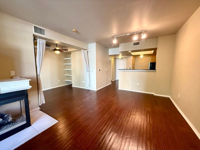 Building Photo - Spacious Bankers Hill Studio | In-Unit Laundry | A/C | Fireplace | Pool & Gym | 6-Month Lease
