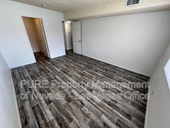 Building Photo - 1405 E Vegas Valley Dr