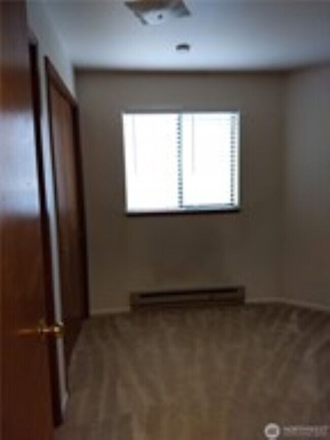 Building Photo - 285 SE Croston Ln