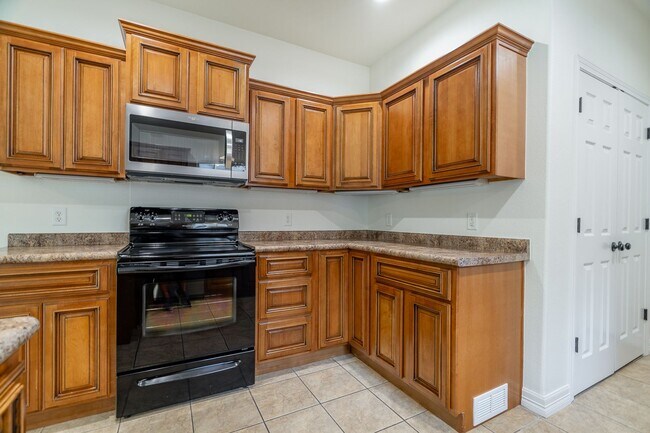 Building Photo - Immaculate 3 Bedroom Bella Vista Home! Amazing back patio!