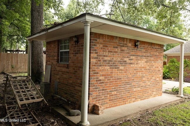 Building Photo - 110 Little John Ln