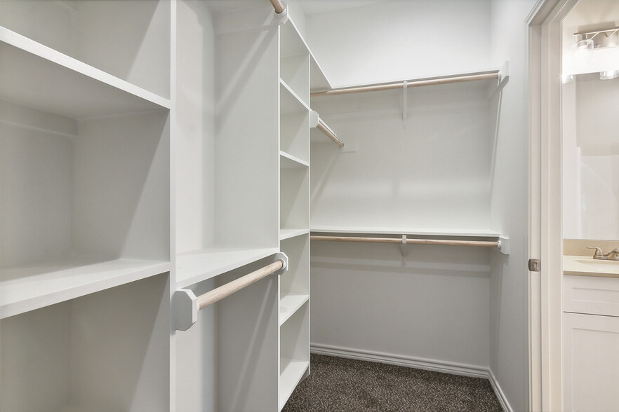 Building Photo - 9886 Golden Ln