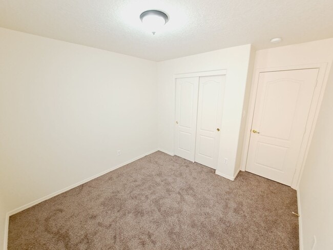 Building Photo - 4 bed home available in Huning Ranch!