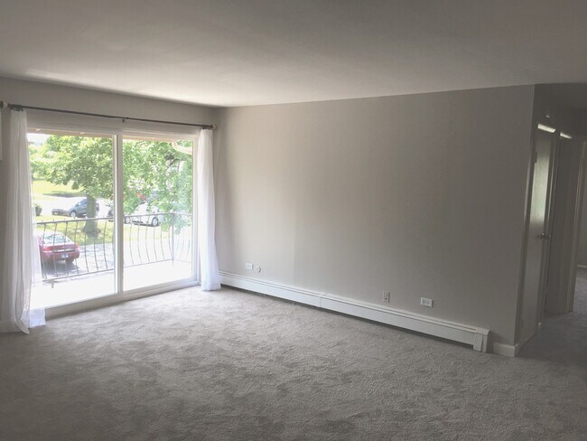 Building Photo - 9s120 Lake Dr