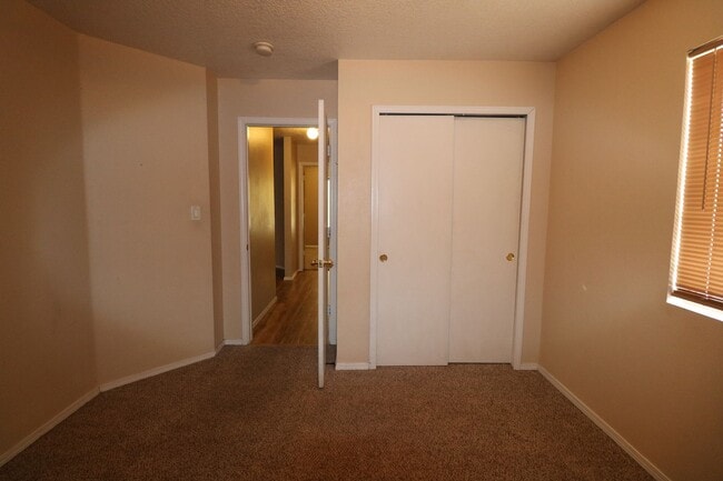 Building Photo - 3BR, 2BA, 2CG