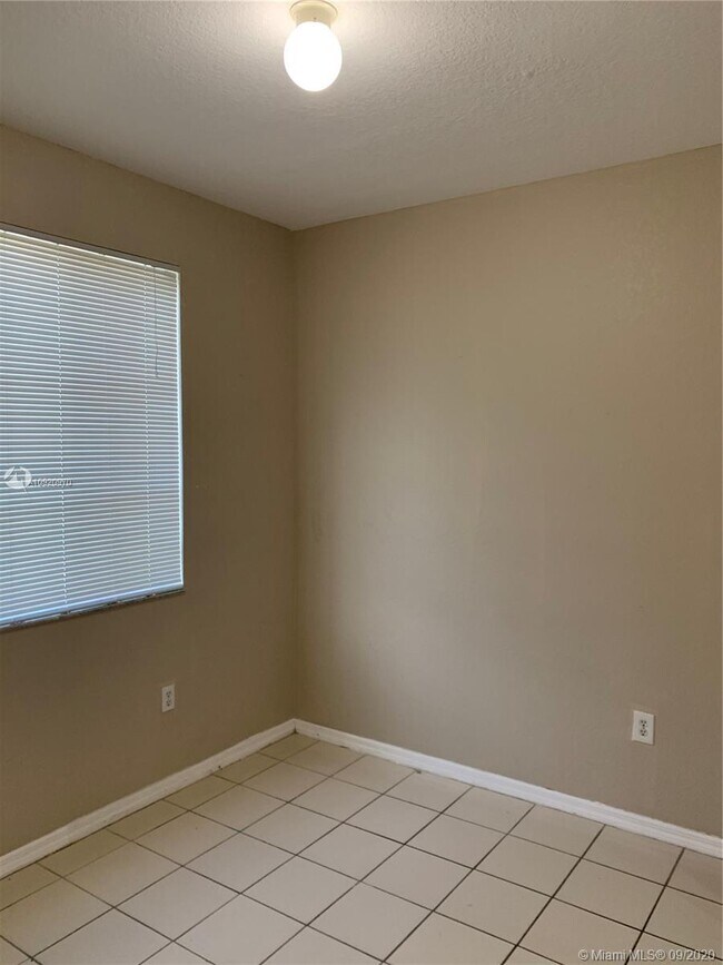 Building Photo - 6044 SW 19th Ct