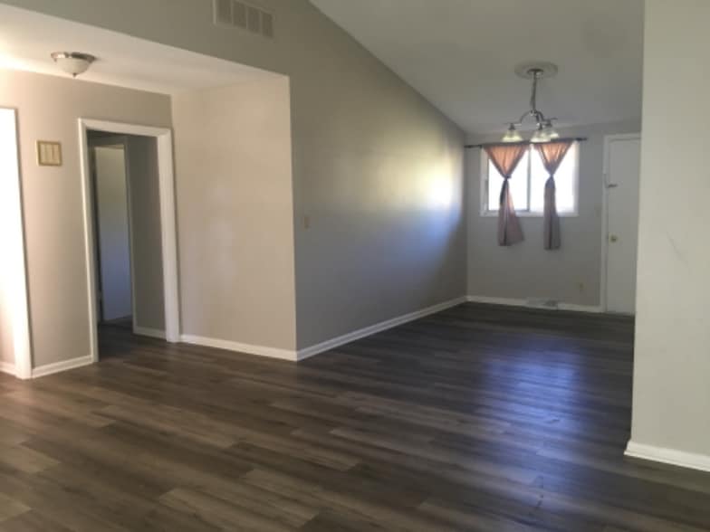 Building Photo - 703 Carriage Ct