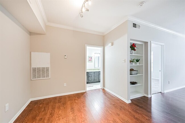 Building Photo - 2255 Braeswood Park Dr