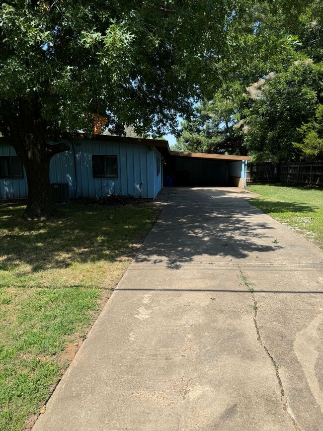 Building Photo - 3 Bedroom 2 bath home on large lot very cl...