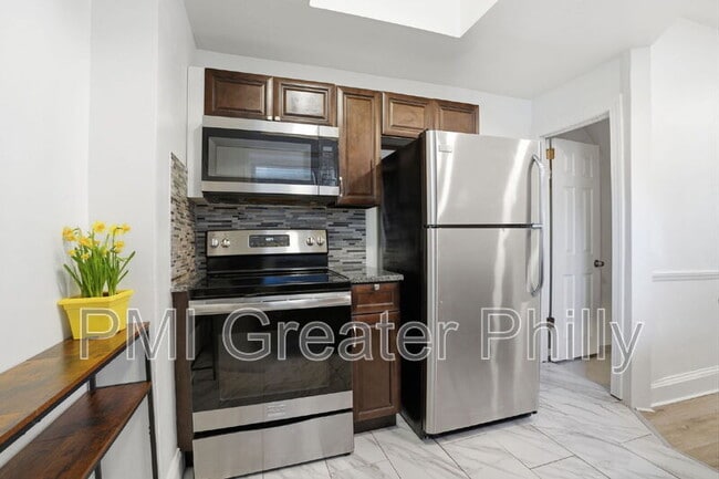 Building Photo - 1916 S Salford St