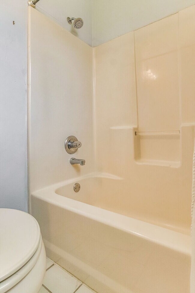 Building Photo - Welcome to your dream home! This stunning 4-bedroom, 3-bathroom residence is perfectly situated n...