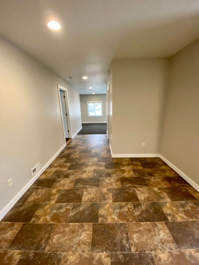 Building Photo - Spacious 4 bed 2 bath ranch home with two ...