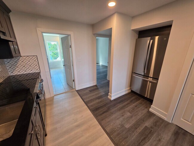 Building Photo - Newly Renovated 1 Bedroom Apartment - Poug...